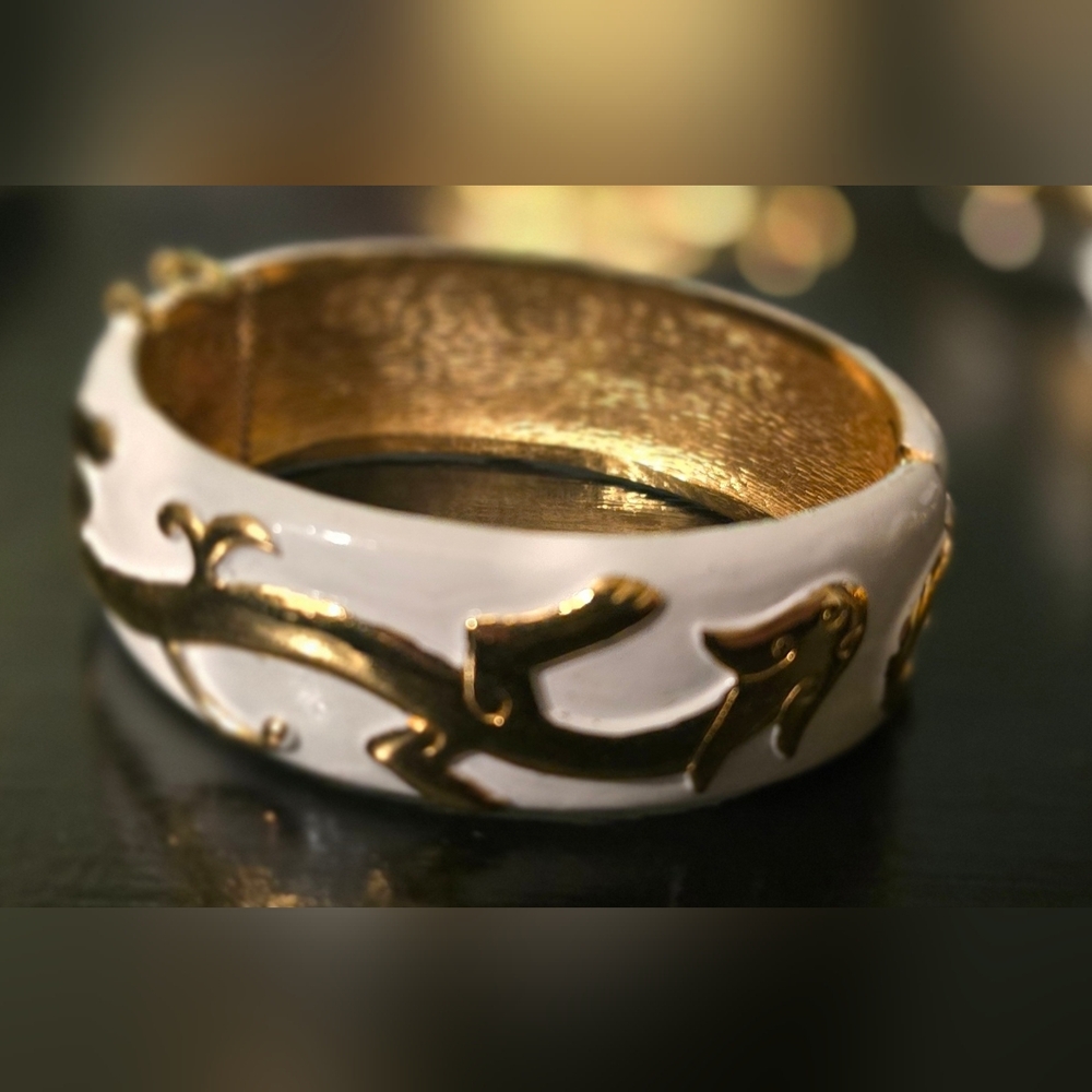 Chic White Enamal and Gold Tone Bangle
